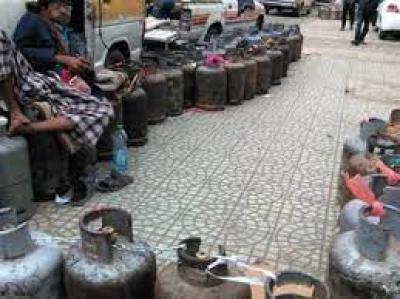 مسؤول بشركة الغاز اليمنية بالعاصمة صنعاء يكشف عن تعبئة أسطوانات الغاز للمواطنين بالعاصمة وبهذا السعر الجديد