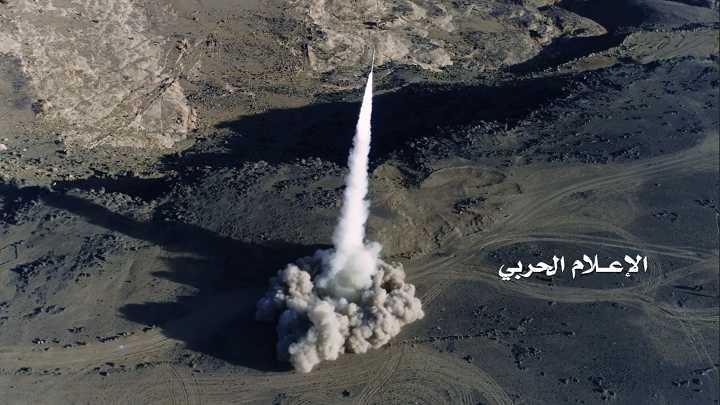صاروخ نوع بدرF الباليستي يدك تجمعات للجيش السعودي ومرتزقته في هذاء الجبهه