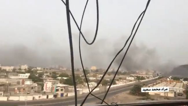 اخر المستجدات بالصور في عدن .. طائرات تقصف معسكر للانتقالي و  قذائف المواجهات تصل إلى المعلا وسقوط إصابات بين المدنيين