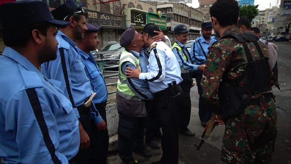 لهذا السبب قبل مدير عام شرطة المرور رأس أحد رجال المرور في صنعاء... صور