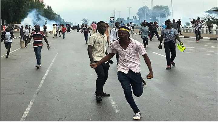 الشرطة النيجيرية تطلق الرصاص الحي على متظاهرين سلميين