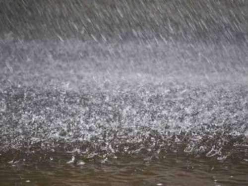 مركز الأرصاد يتوقع هطول أمطار رعدية ليلية في 5 محافظات يمنية ويحذر من تدفق السيول والعواصف الرملية فيها