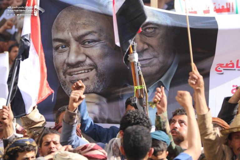 شاهد بالصور مسيرة كبرى لأبناء العاصمة صنعاء يتبرأون فيها من الخونه والعملاء وترفض التطبيع مع الكيان الإسرائيلي