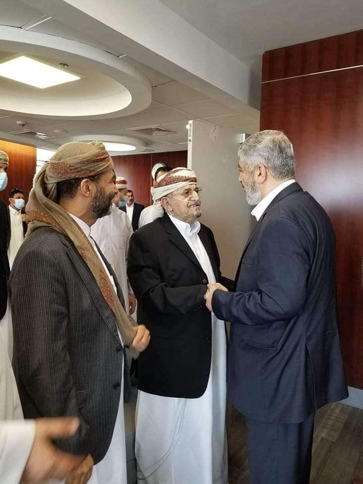 لقاء رئيس حركة حماس بالشيخ صادق الاحمر بعد تحسن صحته ... صور