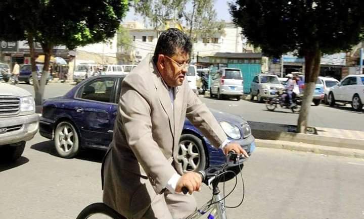 أحداث طارئه .. محمد علي الحوثي يظهر في أحد شوارع العاصمه بهذه الصوره المخيفة ..صور