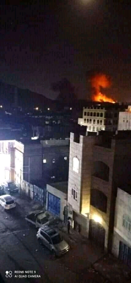 شاهد بالصوره. ألسنة النيران تلامس عنان السماء أثناء الغارات التي استهدفت صنعاء من قبل طيران العدوان