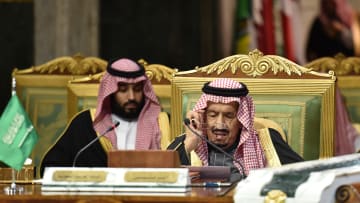 الملك السعودي يكاد يلفظ أنفاسة الأخيرة بسبب ورم سرطاني إنتشر بشكل كبير في الرئتين وحالته الصحية حرجه للغاية