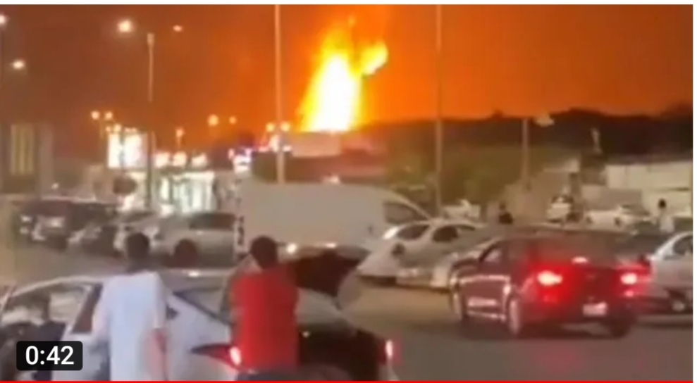شاهد بالفيديو الانفجارات الضخمة واحتراق خزانات وقود شركة أرامكو في منطقة جيزان المحتلة سعودياً
