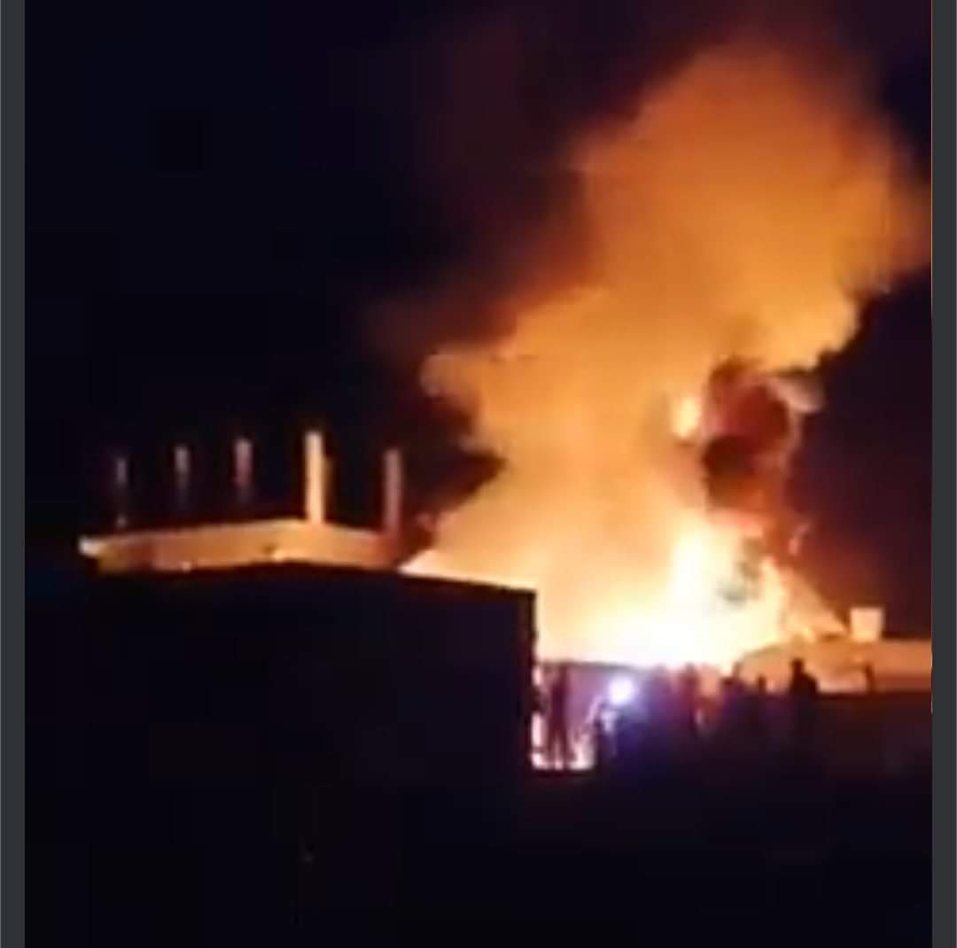 شاهد بالصور .. اندلاع حريق كبير بمقر حزب الإصلاح بمجمع مدينة مأرب