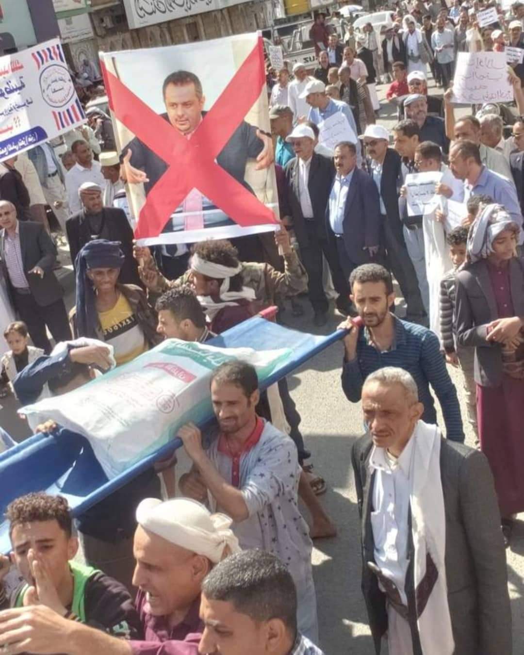 شاهد بالصور  .. ابناء تعز يشيعون جنازة يحزن عليها كل بيت يمني .. والسبب حكومة معين