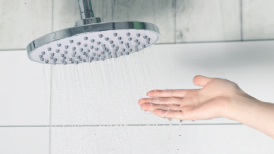 الإستحمام بالماء الساخن هل له نتائج سلبية أم إيجابية على جسم الإنسان تعرف على الحقيقة الطبية والصحية حول ذلك