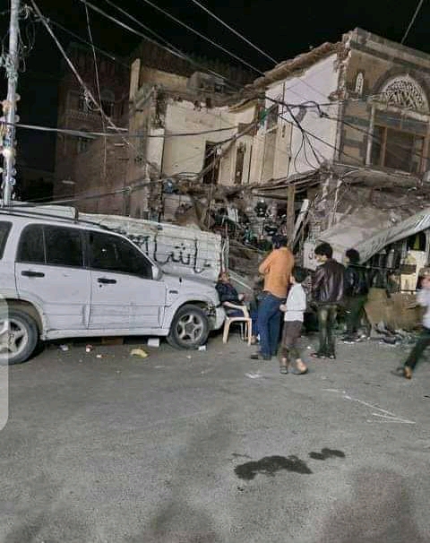 آخر التفاصيل حول سبب انهيار عمارة على محلات تجارية في شارع القصر بالعاصمه صنعاء  .. صور