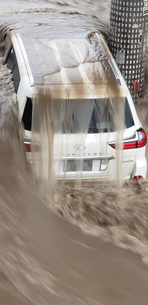 شاهد بالصور.. سيول عارمه تجرف سيارات المواطنين بمنطقة السائله وسط العاصمة صنعاء