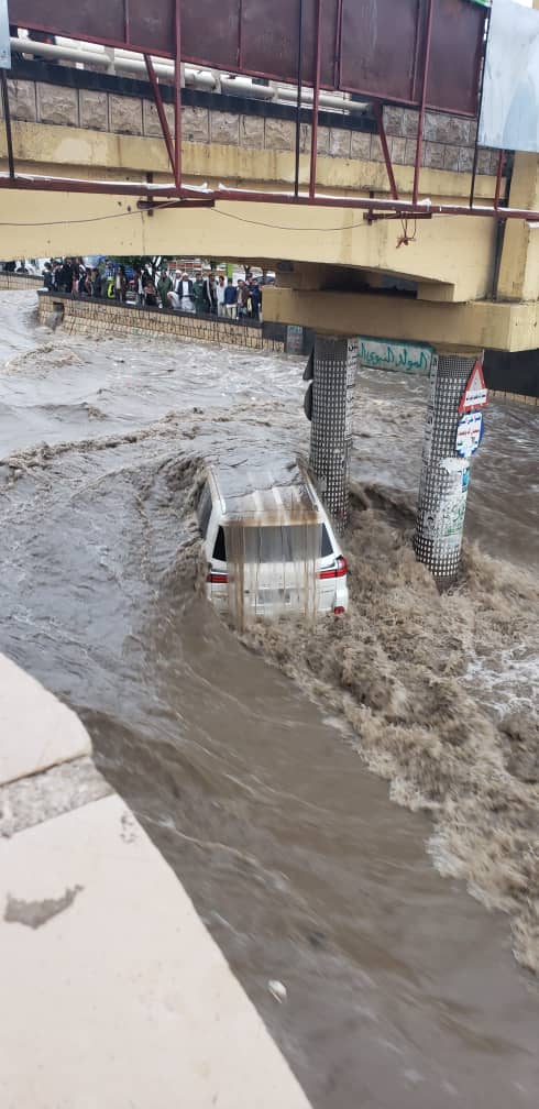 شاهد بالصور.. سيول عارمه تجرف سيارات المواطنين بمنطقة السائله وسط العاصمة صنعاء