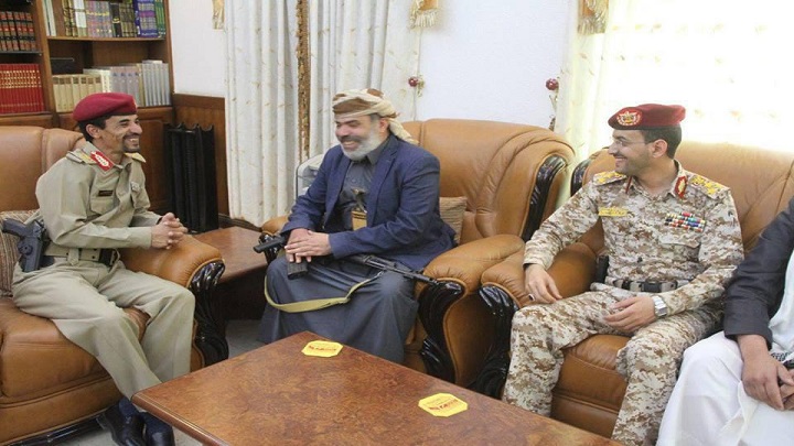 شاهد بالصورة.. أبو علي الحاكم يلتقي شيخ قبلي بارز إنشق مؤخراً من قوات تحالف العدوان وعاد إلى صنعاء مع مجاميع كبيره