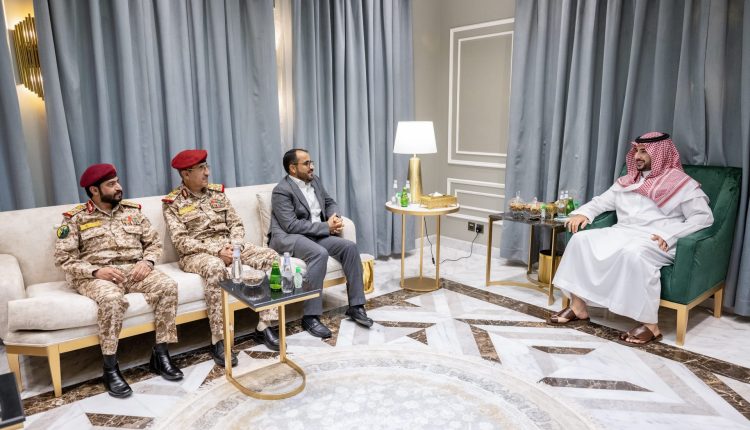 شاهد بالصورة .. بن سلمان يلتقي برئيس الوفد الوطني المفاوض بعد أن إستطاعت صنعاء إزاحة السفير السعودي في اليمن المعروف بفساده وتلاعبه بالملف اليمني لإطالة امد الحرب
