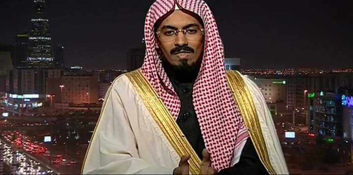 داعية سعودي ينشر صورةً له برفقة أخته من دون حجاب!