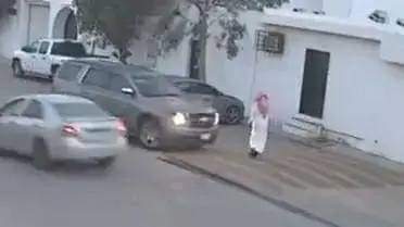 لقطات مرعبة..سيارة تدهس رجلاً «مرتين» في السعودية