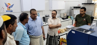 مدير هيئة المواصفات يدشن العمل بأجهزة الفحص الجديدة في مختبرات فرع الحديدة.