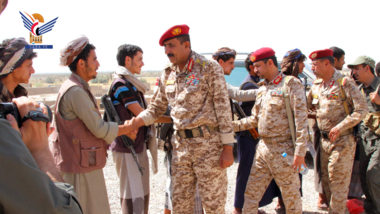 مأرب : قيادات في وزارة الدفاع يزورون المقاتلين في معسكر ماس ...