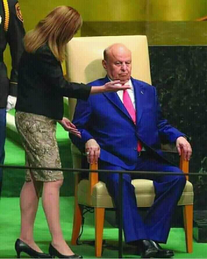 شاهد .. رغم أنها ليست يمنية إمرأة شجاعة ومن شدة غضبها على اليمن توبخ  الفار الهادي وتكاد تلطمه على وجهه بكفها