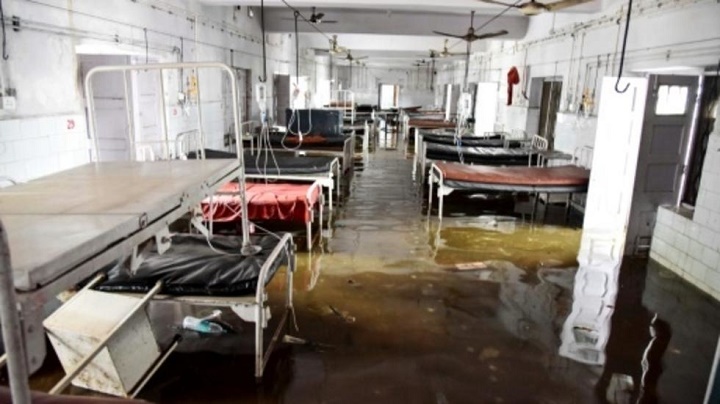في العاصمه : الأمطار الغزيرة تقتل 140 وهذاء ماحصل للمستشفيات والمدارس.. صور