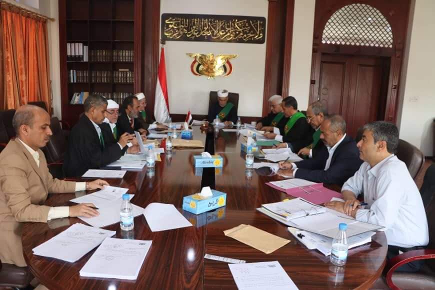 صنعاء : مجلس القضاء يقر تقريري أداء المجلس والنيابة العامة  وخطة المحكمة العليا  والإحصائية القضائية للمحاكم ..