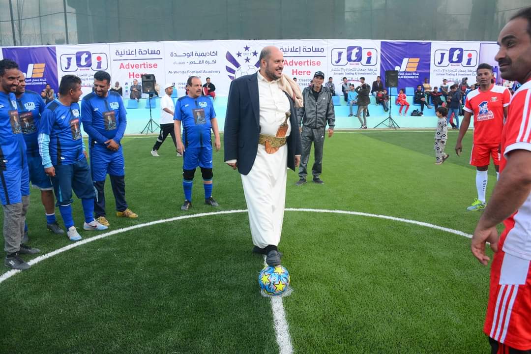 بعد غياب طويل خارج الوطن .. ظهور مفاجئ لمسؤول كبير من داخل ملعب لكرة القدم وسط العاصمه صنعاء .. (صوره)