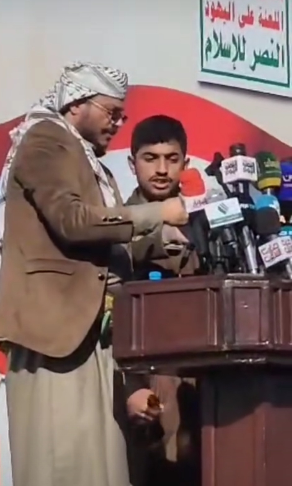 لأول مرة في يوم الجمعه .. ماحدث قبل ساعات في العاصمة صنعاء وقناة الجزيرة تسارع في نقل الحدث بشكل مباشر