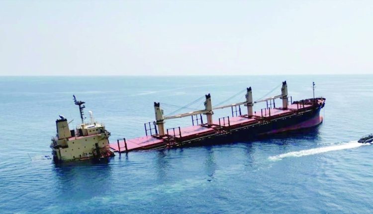 القوات البحرية الأمريكية تغرق سفينة بريطانية في البحر الأحمر ماهي الأبعاد التي دفعت الامريكان إغراق السفينة البريطانية؟