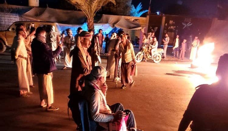 مأرب تشهد فوضى عارمة وقطع للشوارع الرئيسية وإشعال الإطارات ماذا يحدث؟؟