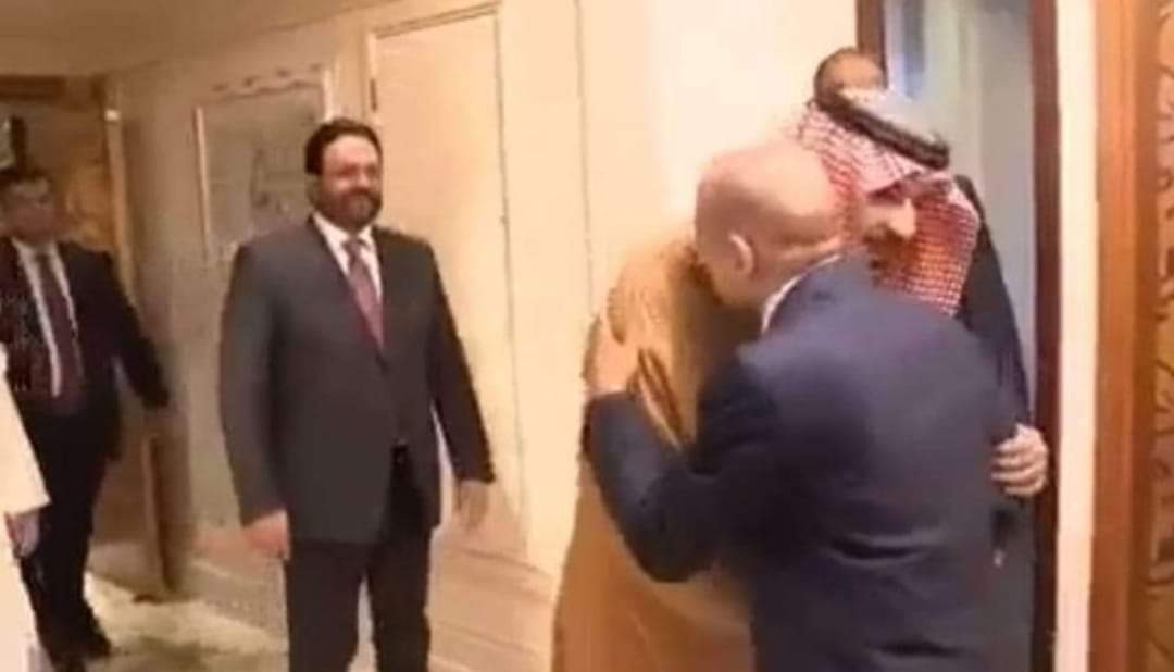 بطريقة مذله ... 