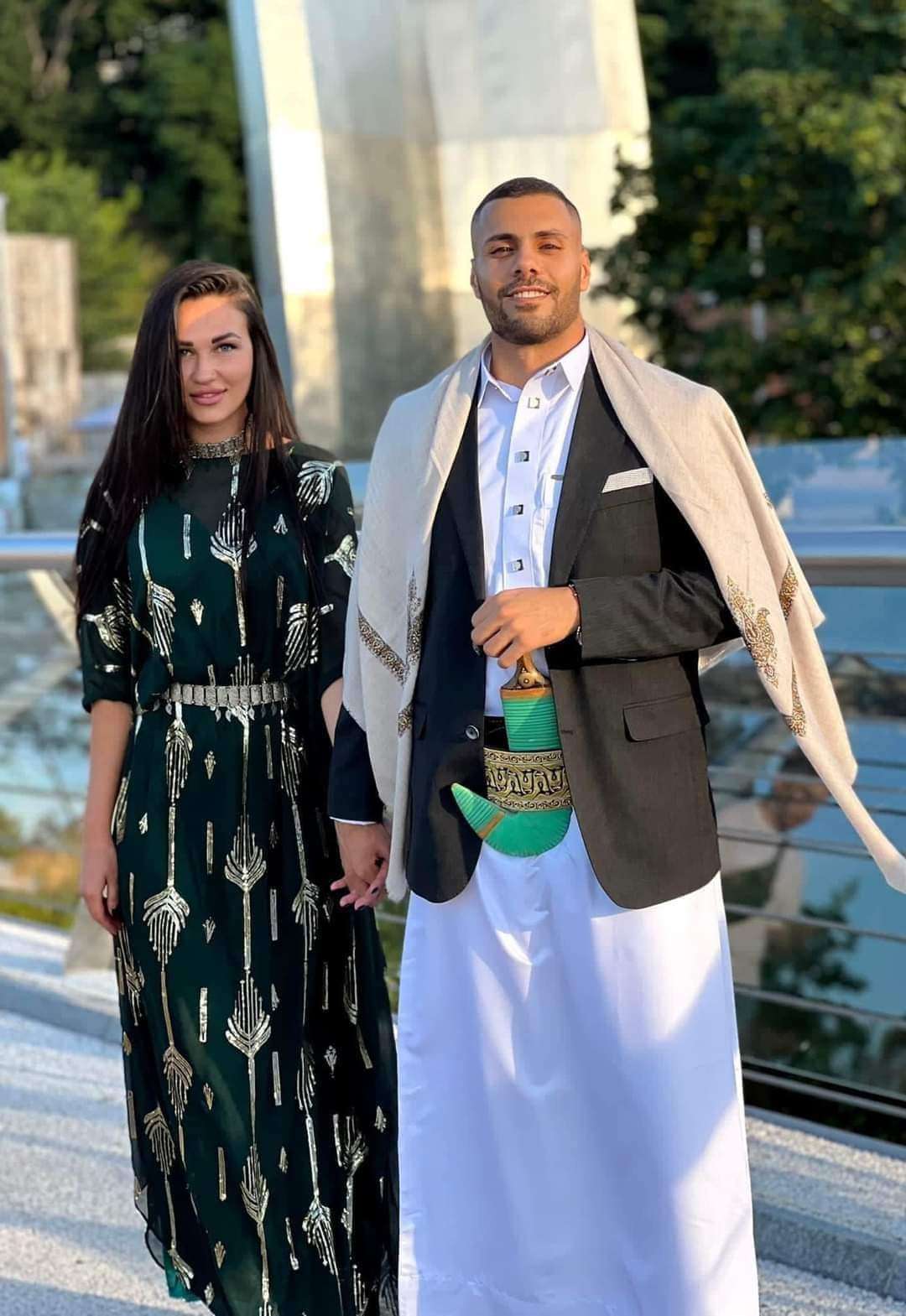 شاهد بالصورة شاب مصري يتزوج من حسناء أوكرانية ويلبسان الزي اليمني في حفل زواجهم