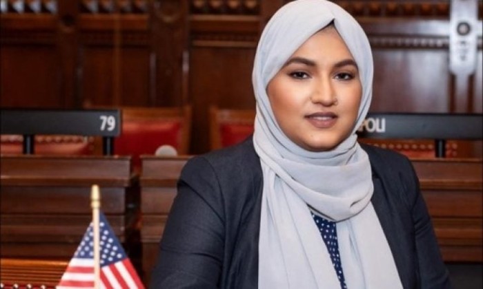 بالصورة.. برلمانية أميريكيه مسلمة تتعرض للتحرش والإعتداء بالضرب من قبل شاب عقب أدائها لصلاة عيد الأضحى المبارك وسط مدينة هارتفورد