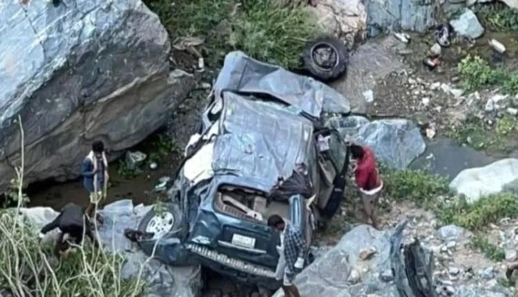 حادث مروري مرعب من أعلى جبل .. وفاة وإصابة 15 من أسرة يمنية