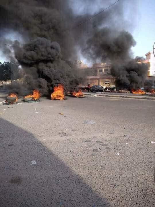 شاهد بالصورة ثوره عارمة الشعب يخرج عن صمته  العاصمة تشهد غضب جماهيري كبير غير مسبوق وقطع الطرقات وتعطيل حركة السير وإشعال الإطارات