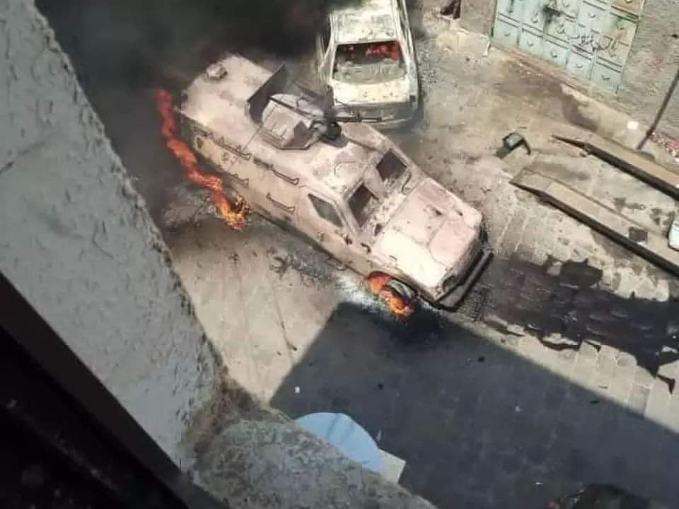 بعد وصول المعارك الى قصر الرئاسة ... انباء عن فرار  عبدالملك مع اعضاء حكومته على متن  طائرة أباتشي