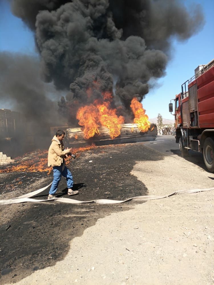 بالصور .. مصلحة الدفاع المدني تتمكن من إخماد حريق نشب إثر اصطدام قاطرة وسيارة برادو بمحافظة صنعاء  ..