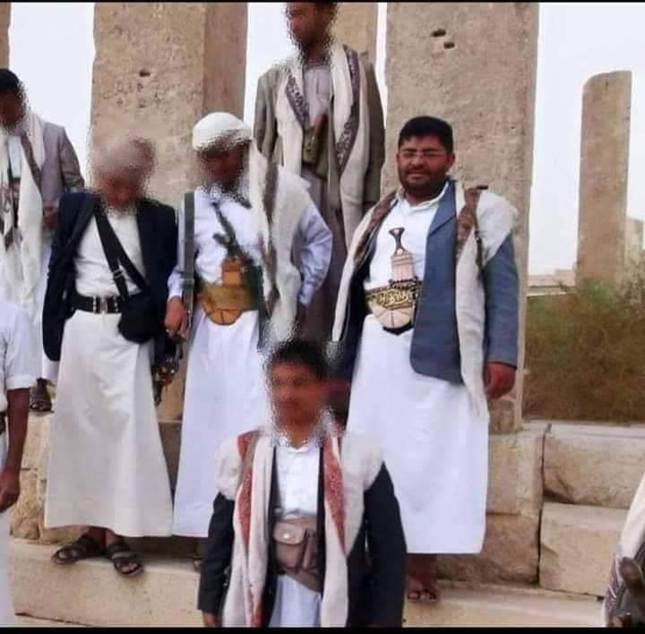الحوثي يفاجئ التحالف ويصدم مرتزقته ويظهر من امام ابرز معلم تاريخي في اليمن ( صورة )