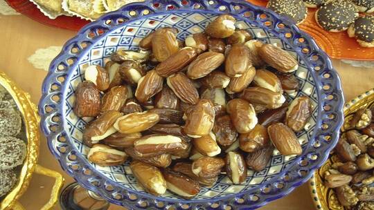 طبيبة روسية شهيرة تكشف عن فوائد ومخاطر تناول التمور.