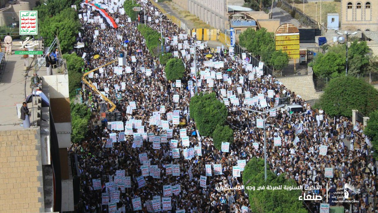 حدث قبل قليل شوارع العاصمة صنعاء تكتظ بالحشود وهتافات مدوية ومزلزلة ترفض التبعية والارتهان لتيار الافساد والإنحلال الإجرامي