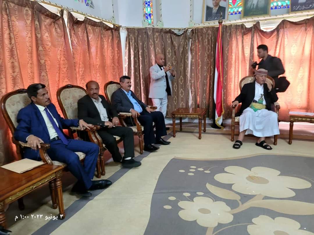 الاستاذ حسين حازب .. في محافظتي ذمار وإب :  تم اليوم اجراء الدور والتسليم بين روساء جامعتي إب وذمار الخلف والسلف .. تفاصيل وصور