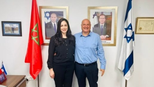 شاهد..السفير الإسرائيلي يحضن سفيرة المغرب
