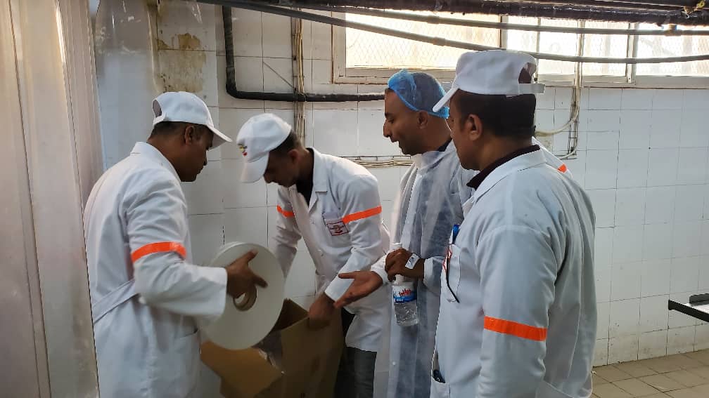 المواصفات والمقاييس تنفذ نزولا ميدانيا للتحقق من تطبيق اشتراطات المواصفات القياسية بعدد من مصانع المنتجات الغذائية