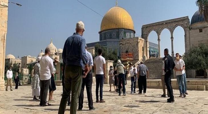 عشرات المستوطنين يقتحمون المسجد الأقصى ..