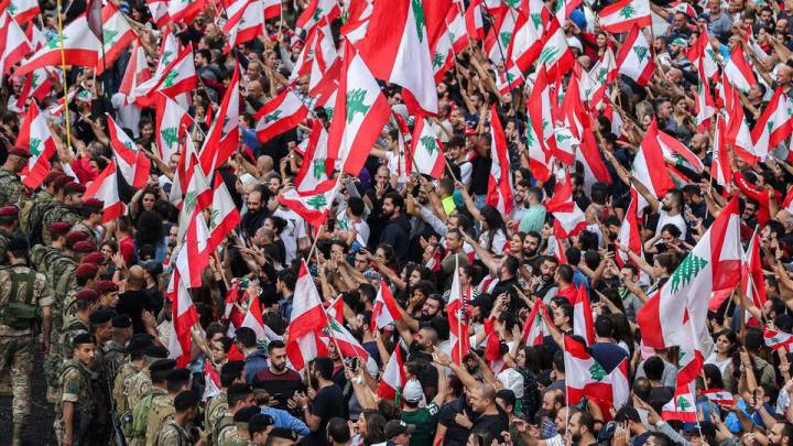 اللبنانيين يتظاهرون دعما للرئيس عون..صور
