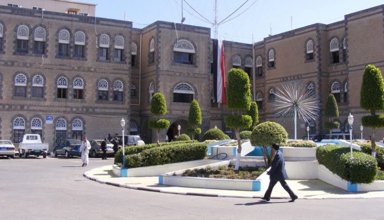 وزير المالية بحكومة التغيير والبناء بصنعاء يزف بشرى سارة لكافة موظفي الدولة