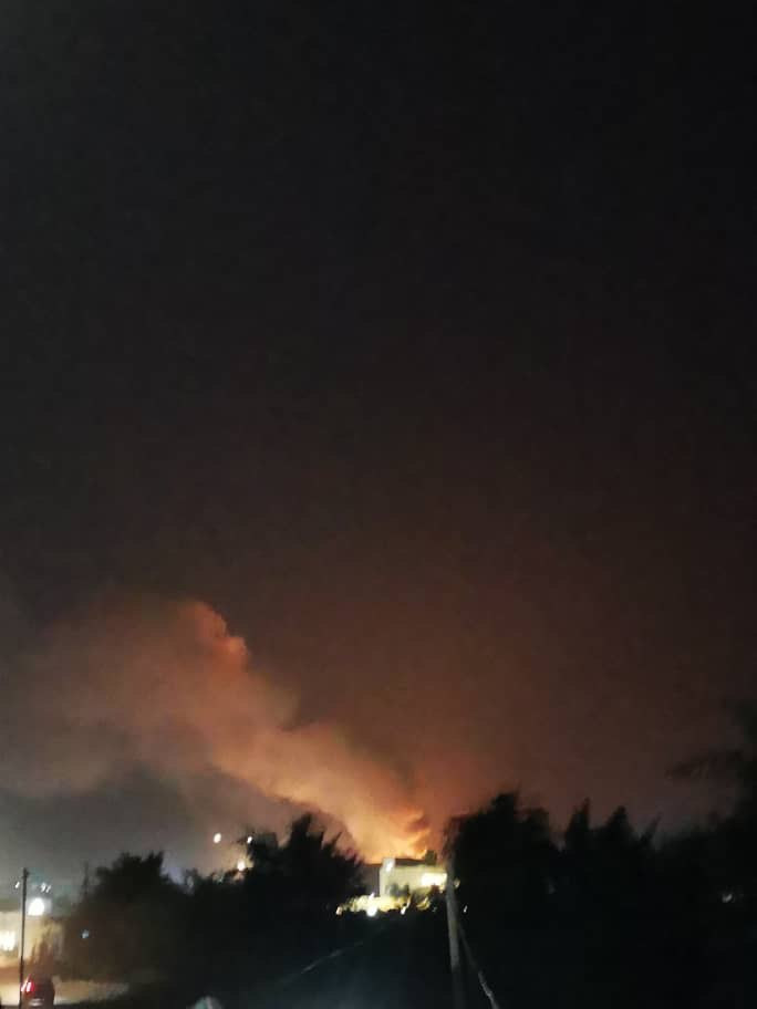 انفجار هائل في مخازن معسكر صحن الجن يسبب إلى انقطاع الكهرباء على محافظة مأرب  .. صور و تفاصيل كامله