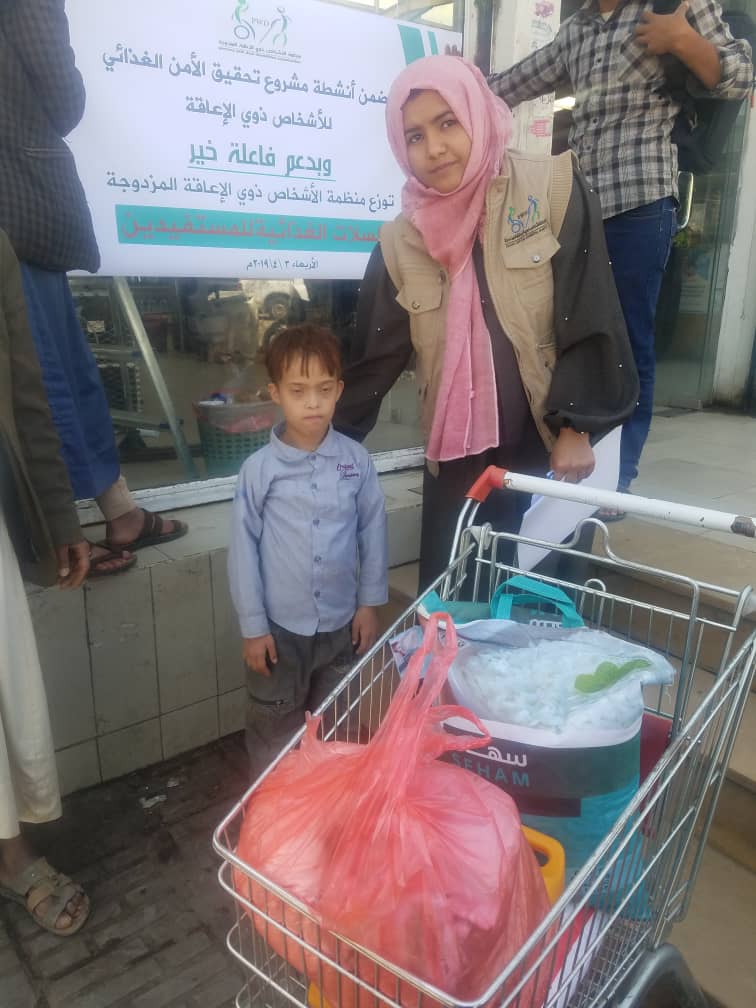 منظمة الأشخاص ذوي الإعاقة المزدوجة ( pwd ) توزع مساعدات غذائية لعدد من المعاقين