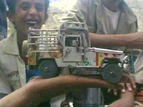 شاب يمني يذهل العالم بهذاء التصنيع من انواع السيارات ...صور